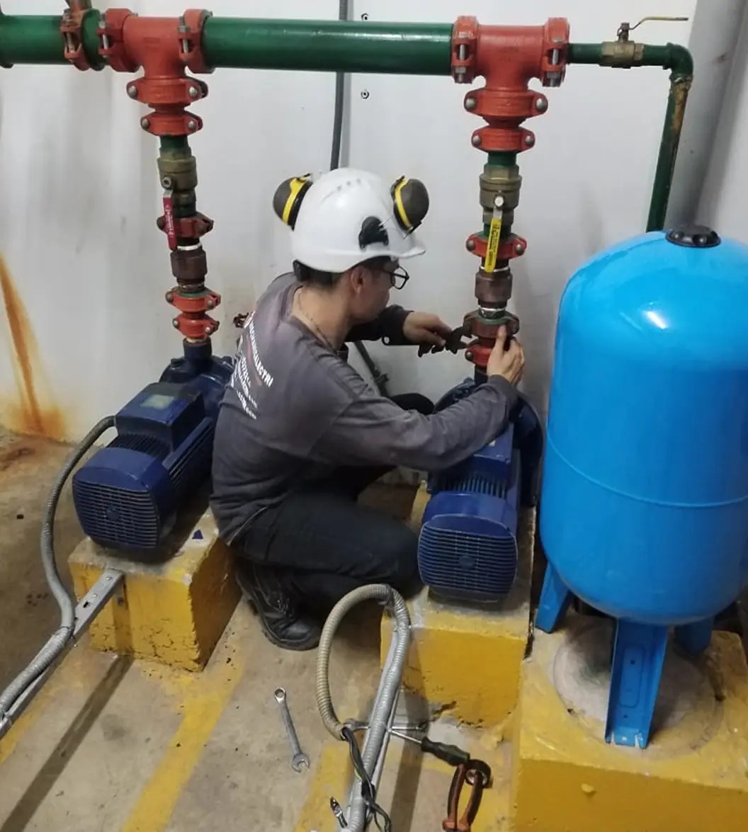 Técnico de AJÑ trabajando